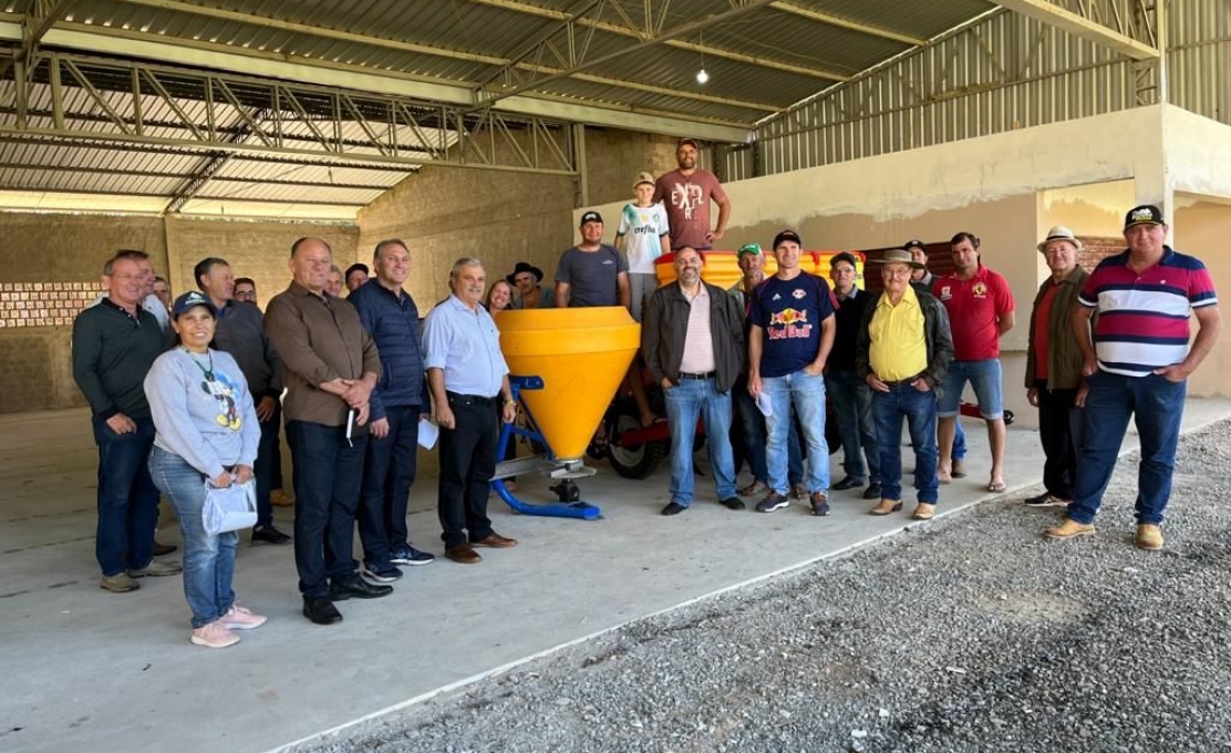 Equipamentos Agrícolas São Entregues A Associações De Produtores De Irati