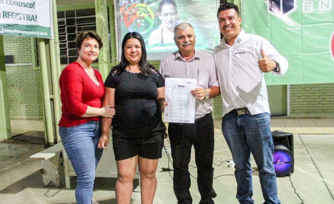 74 Matrículas De Imóveis Regularizados São Entregues A Moradores Do Bairro Tucholk...