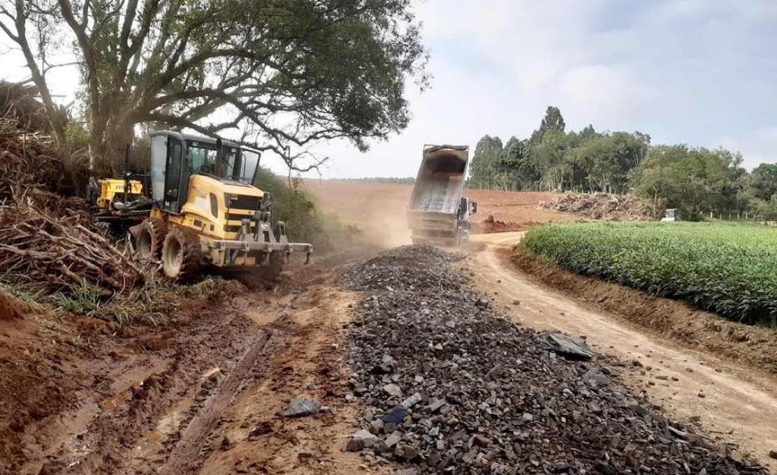 Secretaria De Obras E Serviços Urbanos Trabalha Em Estradas Da Região De Monjolo