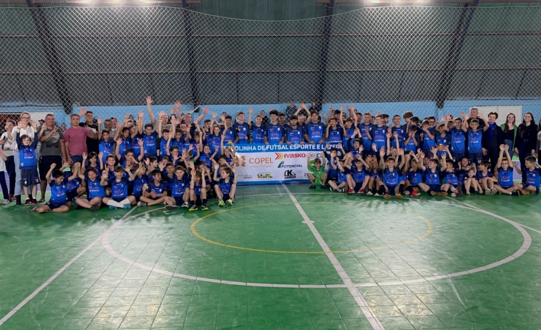 Secretaria De Esportes E Lazer Entrega Kits De Uniformes A Projeto De Futsal