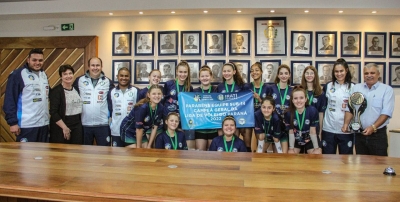 Equipe sub-14 de vôlei, campeã da Liga do Paraná, é homenageada na Prefeitura