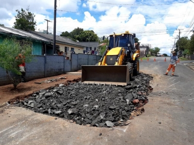 Ruas recebem melhorias no bairro Fernando Gomes